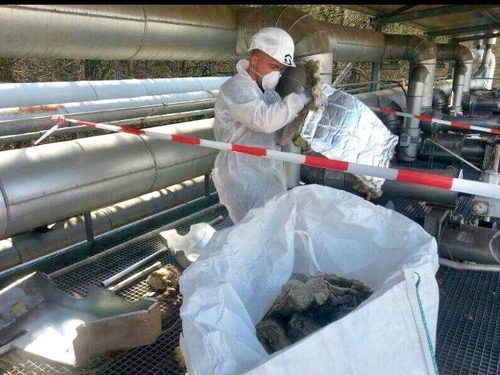 Sanierung belasteter Rohrleitungsisolierung unter Vollschutz