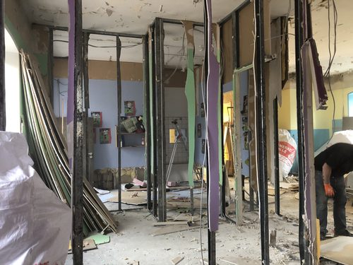 Entkerntes Gebäude mit freigelegtem Ständerwerk