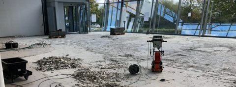 Estrichrückbau mit Bodenfräse in einer Gewerbefläche