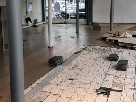 Rückbau von Bodenbelag in einer Gewerbefläche